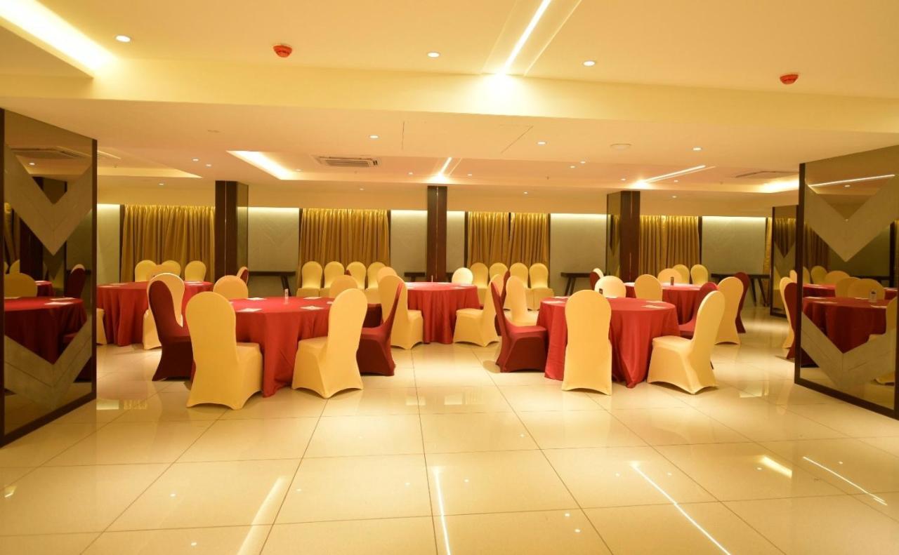 Hotel Cypress Nadiad Ngoại thất bức ảnh