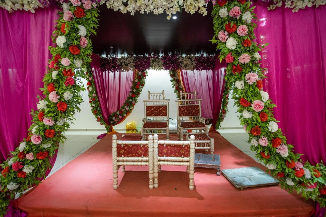 Hotel Cypress Nadiad Ngoại thất bức ảnh