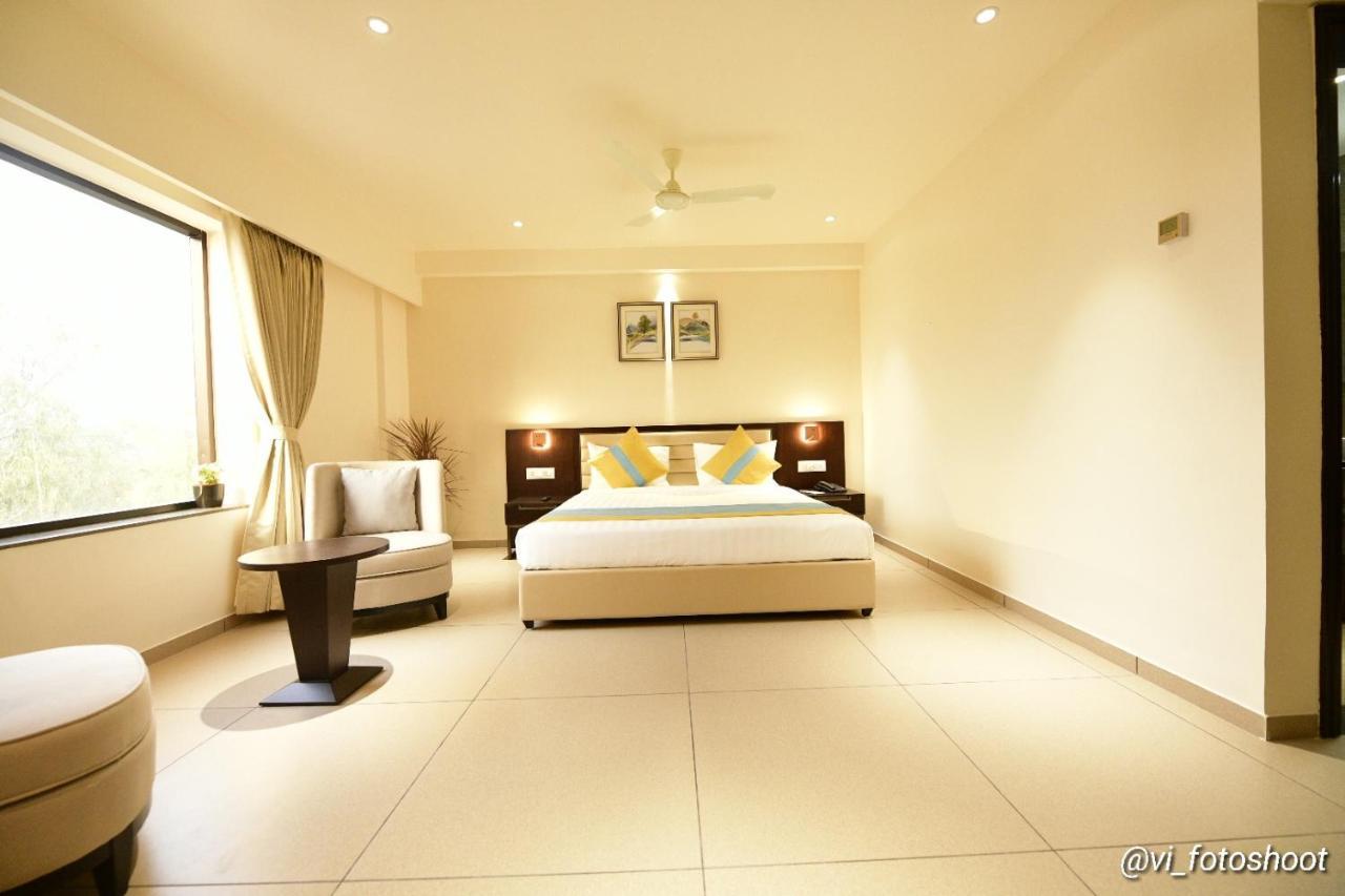 Hotel Cypress Nadiad Ngoại thất bức ảnh
